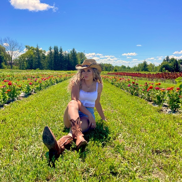 Meet your Posher, Tori - Picture 1 of 1